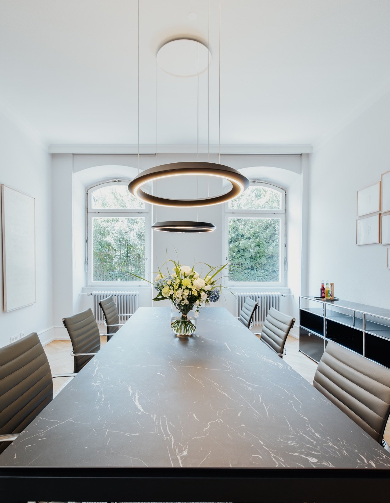 Langer Tisch in einem Wohnhaus &ndash; Sinnbild f&uuml;r den Notartermin