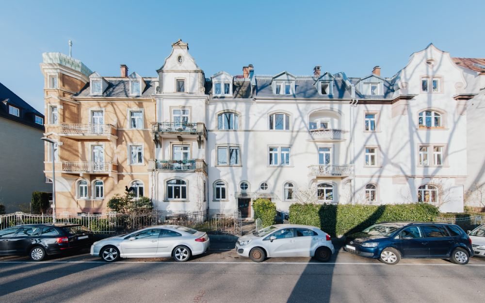 Neubauensemble mit Stadth&auml;usern und begr&uuml;ntem Innenhof